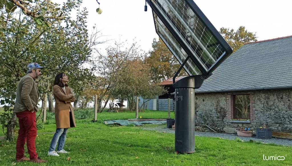 Un tracker solaire Lumioo dans un jardin en Bretagne